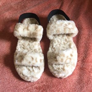 Mata Cuddle 1 Slippers.   NWOB.   Size 10